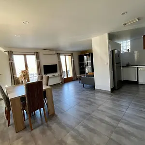 Maison Spacieuse Avec Grand Jardin Et Parking à 20min De Lyon Hébergement de vacances Simandres